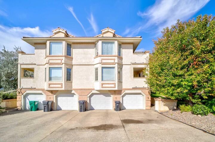 Property Photo:  7 Canyon Court W  AB T1K 6V1 