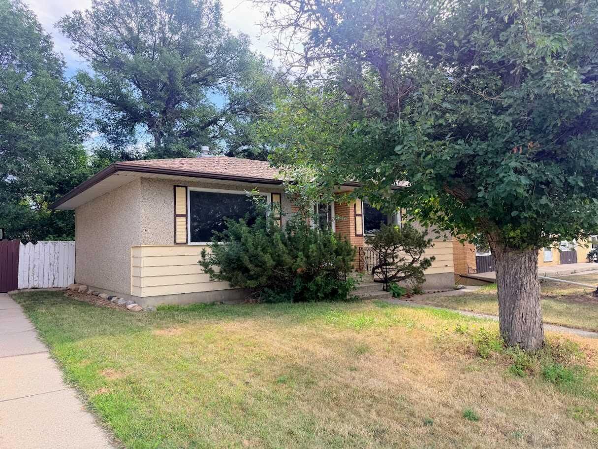 Property Photo:  819 8 Street N  AB T1H 1Z2 