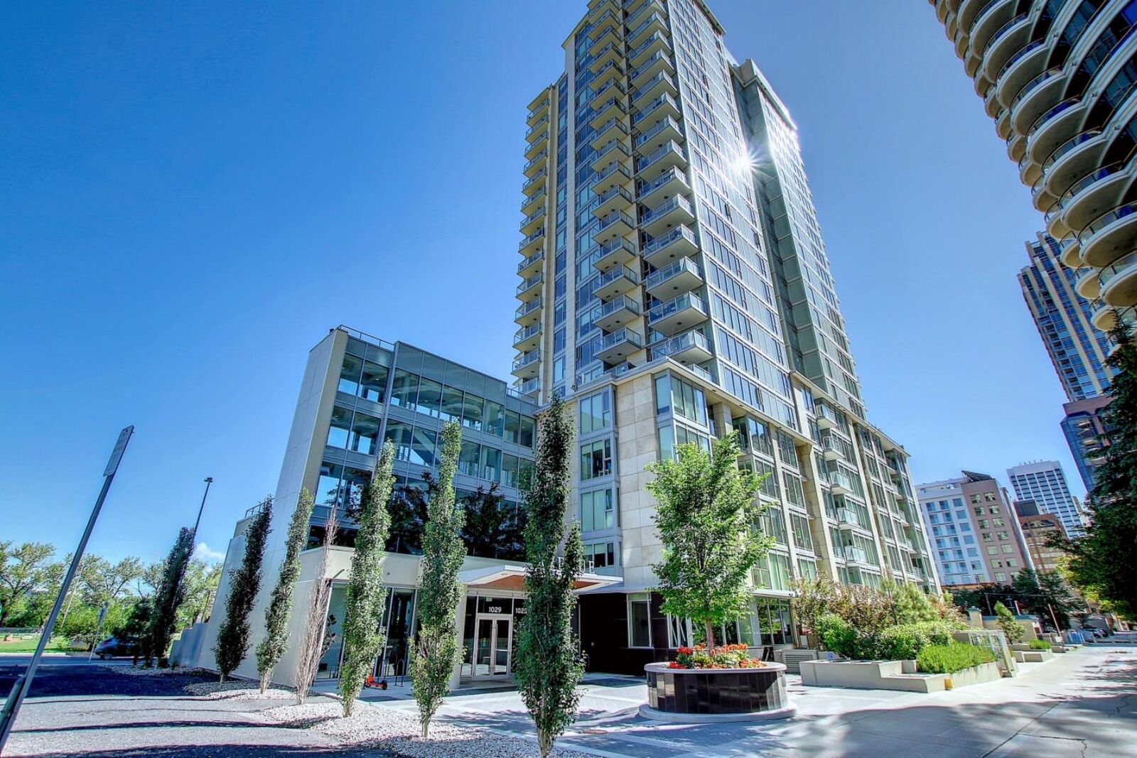 Property Photo:  1025 5 Avenue SW 2106  AB T2P 1N4 