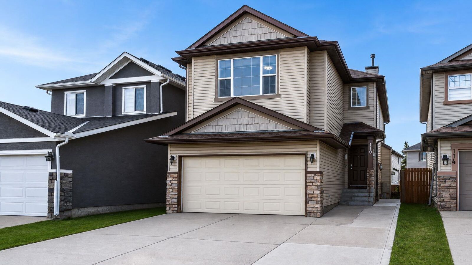 Property Photo:  110 Saddlecrest Landing NE  AB T3J 5N7 