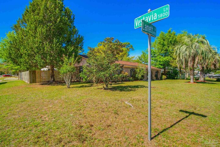Property Photo: 4972 Lanett Dr FL 32526