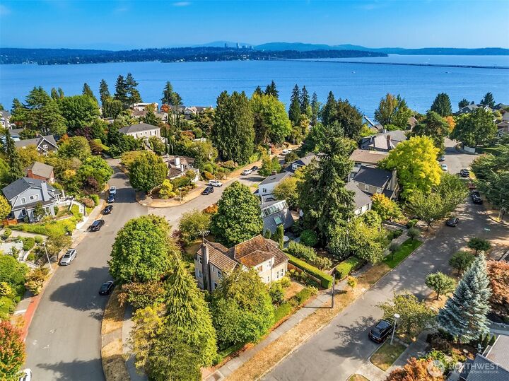 Property Photo:  5003 NE 41st Street  WA 98105 