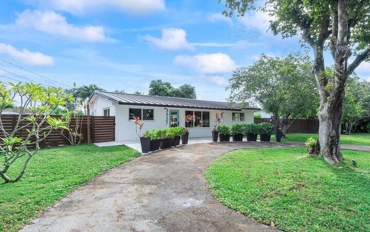 Property Photo:  3557 Lloyd Drive  FL 33309 