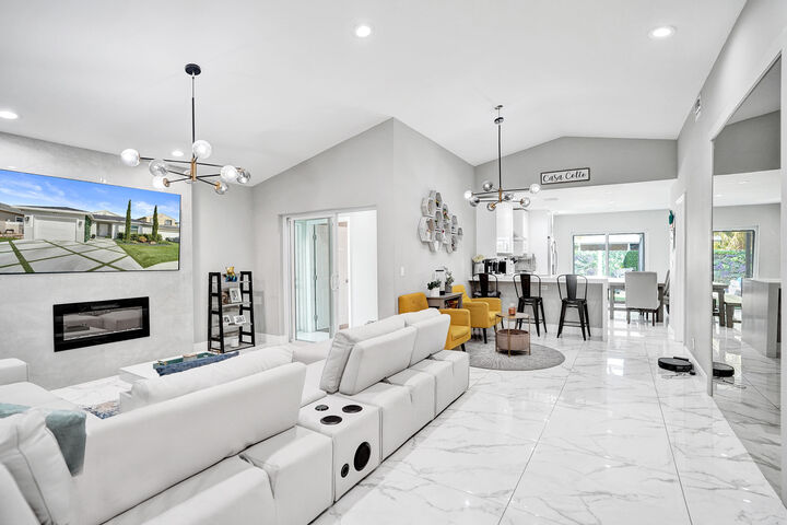 Property Photo:  372 W Riverbend Drive 372  FL 33326 