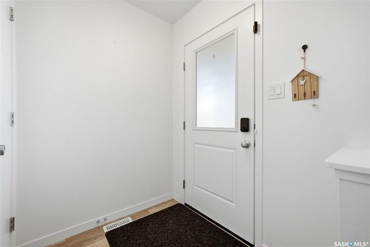 Property Photo:  5127 Kaufman Avenue  SK S4V 3W3 