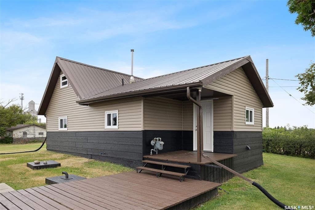 Property Photo:  511 Daniel Avenue  SK S0A 2B0 