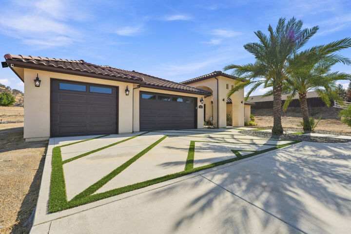 Property Photo:  32301 Pleasant Oak Drive  CA 93265 