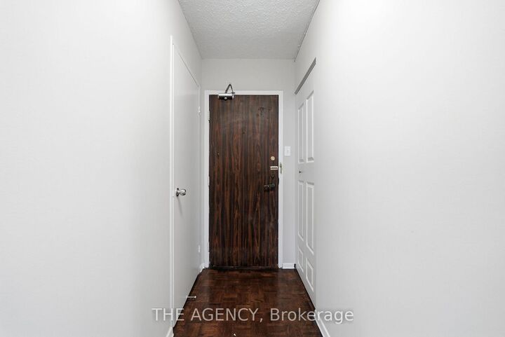 Property Photo:  2350 Dundas Street W 1910A  ON M6P 4B1 