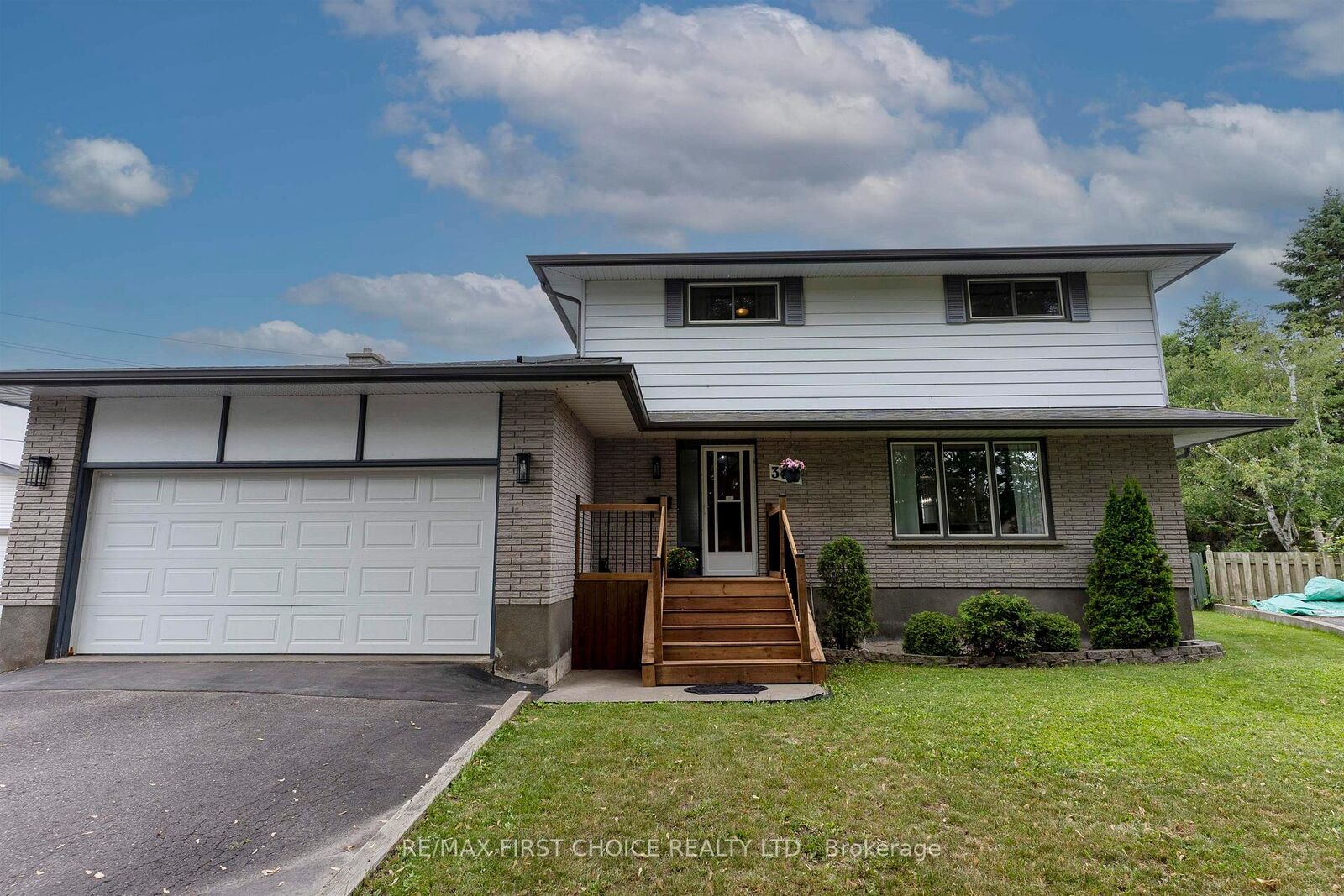 Property Photo:  386 Lambton Place  ON P7C 5M1 