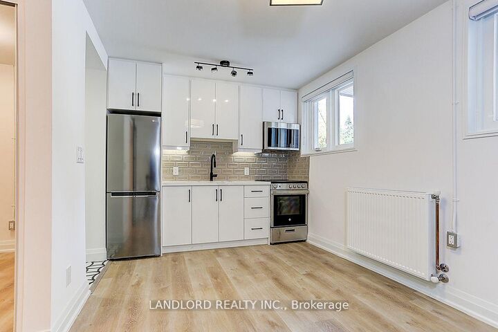 Property Photo:  2520 Bloor Street W 23  ON M6S 1R8 