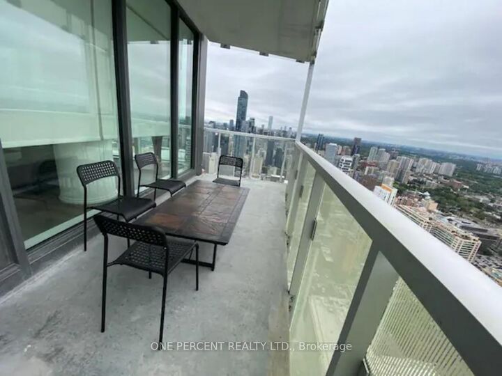 Property Photo:  197 Yonge Street 5502  ON M5B 1M4 