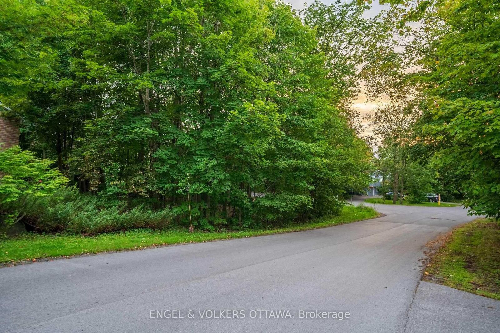 Property Photo:  8 Davidson Drive  ON K1J 7J9 