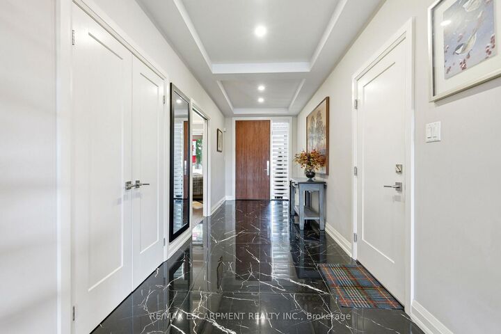 Property Photo:  42 Carlton Avenue  ON L3C 1P9 
