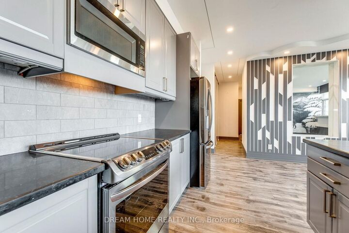Property Photo:  2301 Derry Road W 1010  ON L5N 2R4 