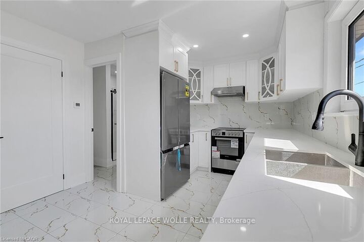 Property Photo:  581 Lancaster Street W 2  ON N2K 1M5 