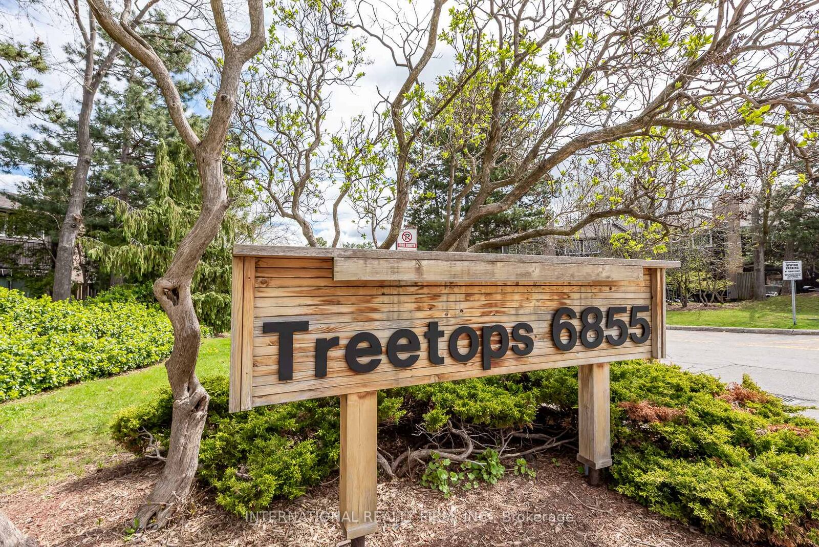 Property Photo:  6855 Glen Erin Drive 15  ON L5N 1P6 