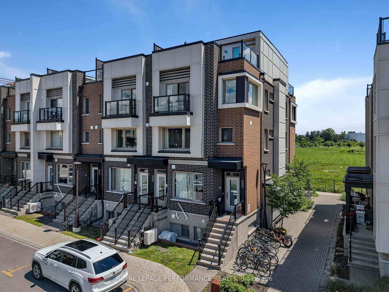 Property Photo:  547 Ozawa Private  ON K1K 4Z8 