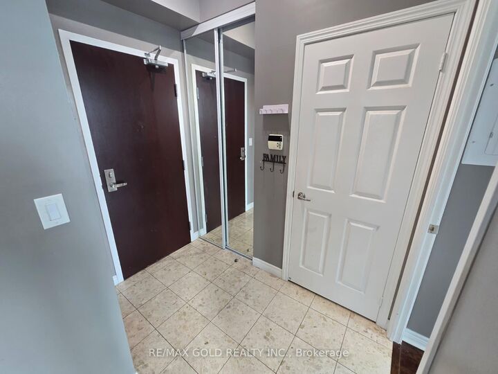 Property Photo:  208 Enfield Place 3808  ON L5B 0G8 