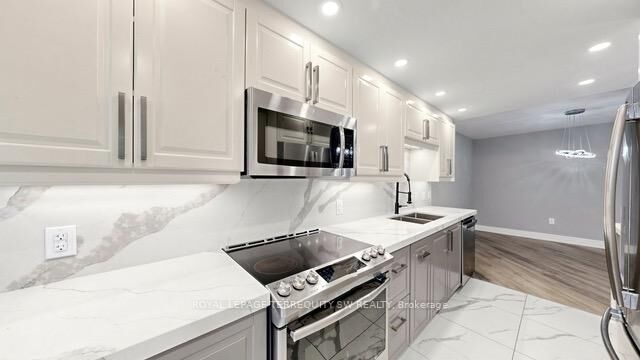 Property Photo:  7440 Bathurst Street 512  ON L4J 7K8 