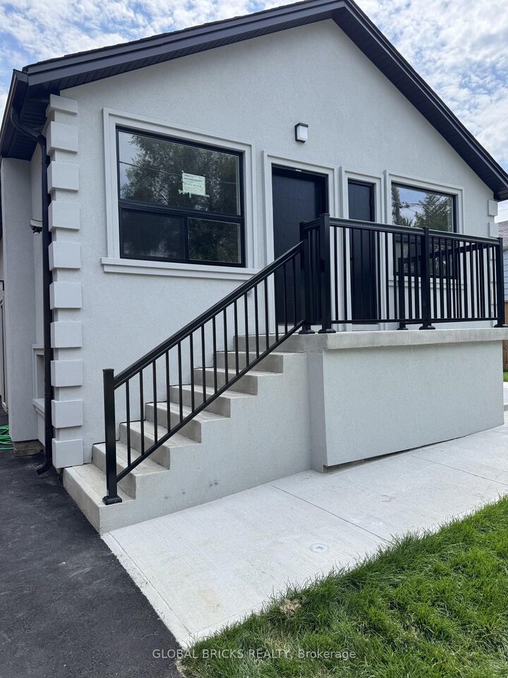 Property Photo:  101 Minerva Avenue Unit 1- Front Upper  ON M1M 1V8 