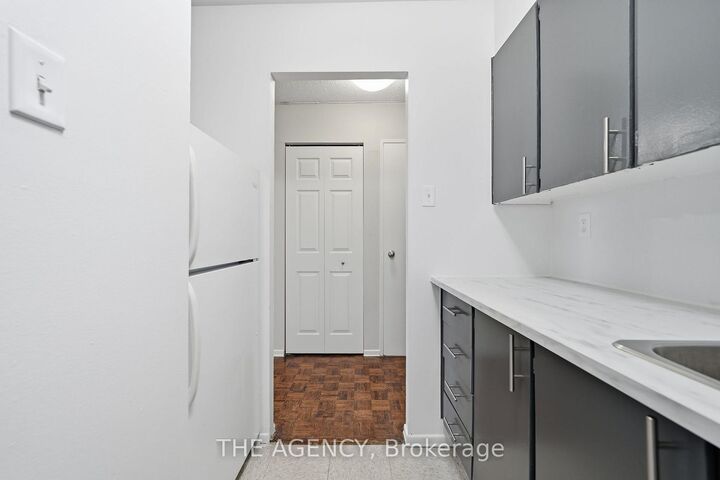Property Photo:  2350 Dundas Street W 2204A  ON M6P 4B1 