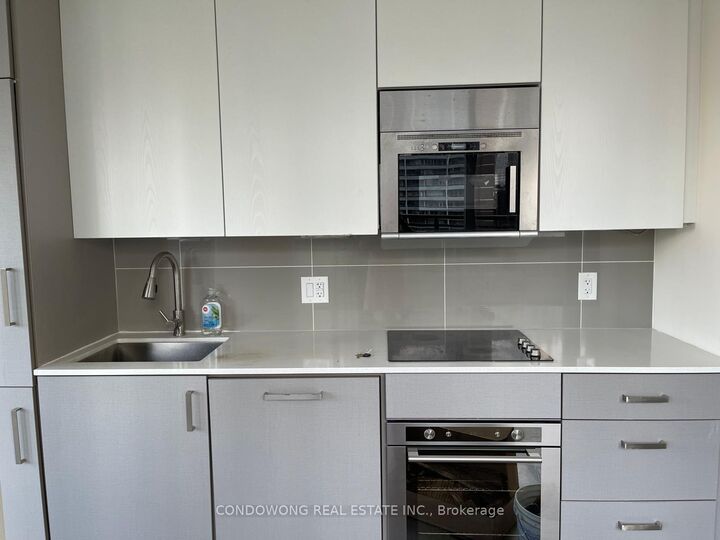 Property Photo:  17 Dundonald Street 905  ON M4Y 1K3 