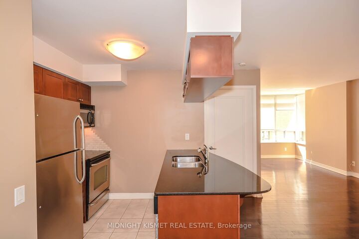 Photo de la propriété:  60 St Clair Avenue W 502  ON M4V 1M7 