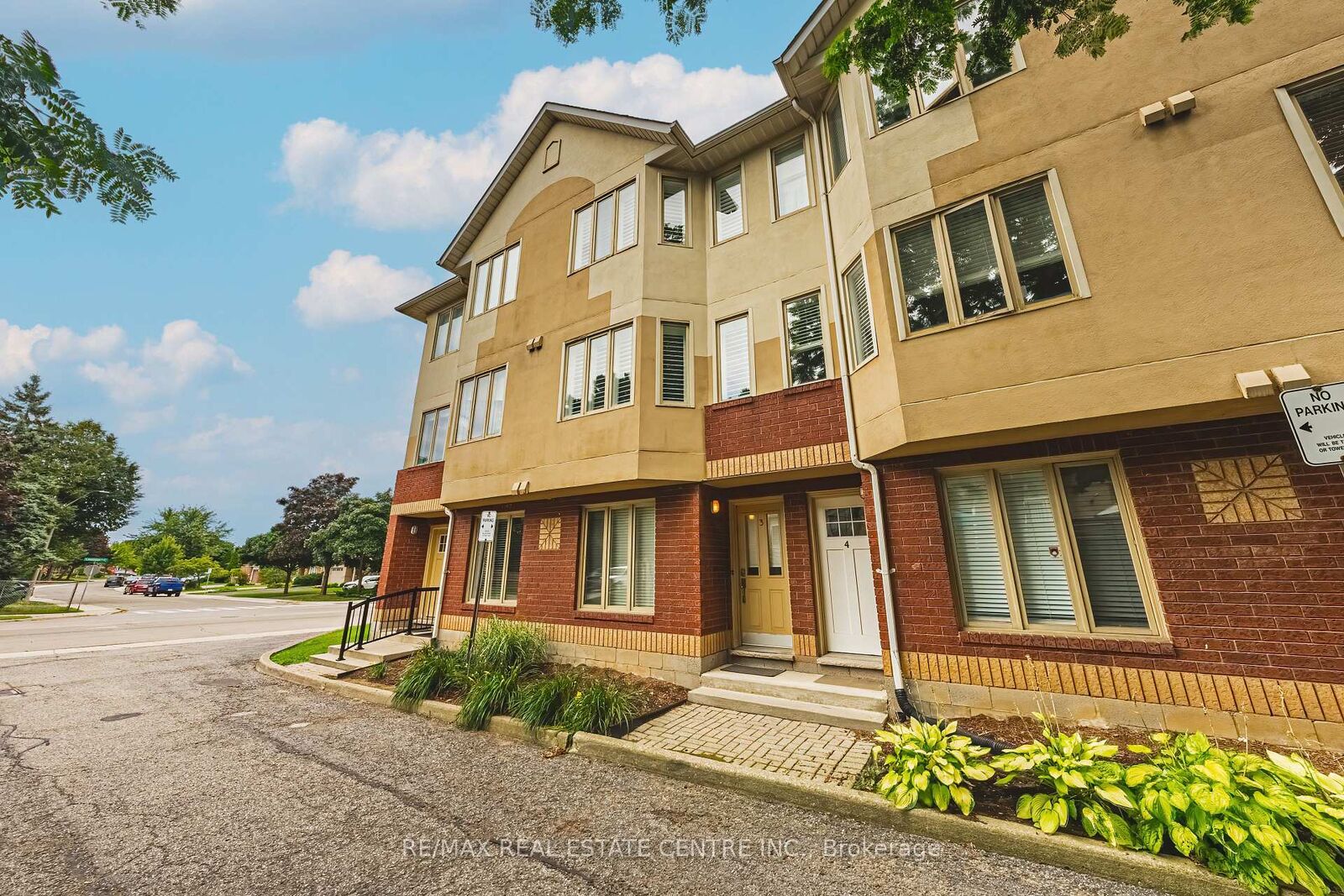 Property Photo:  266 Limeridge Road E 3  ON L9A 2S7 