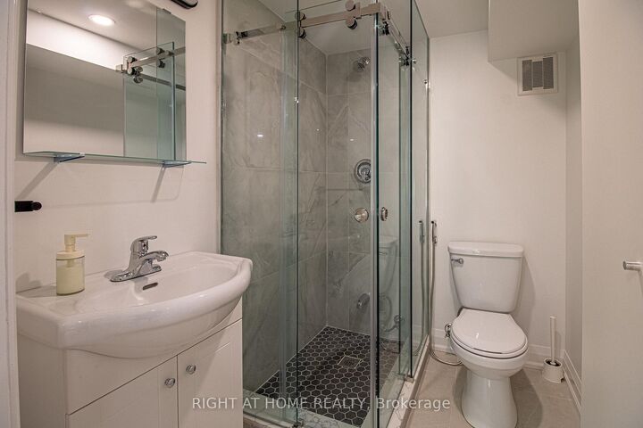 Property Photo:  88 Highland Park Boulevard Basement  ON L3T 1B5 