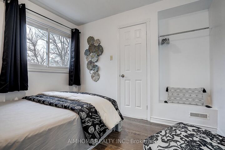 Property Photo:  212 Milan Street Unit 2  ON M5A 3Z6 