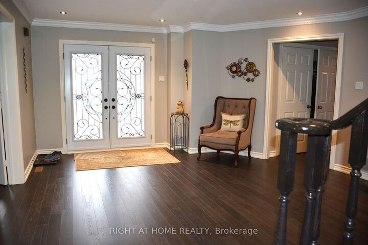 Property Photo:  6 Cowles Court  ON L4C 9A7 
