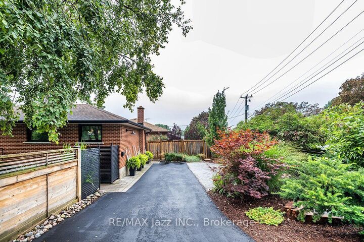 Property Photo:  1085 Willowdale Avenue  ON L1H 1W7 