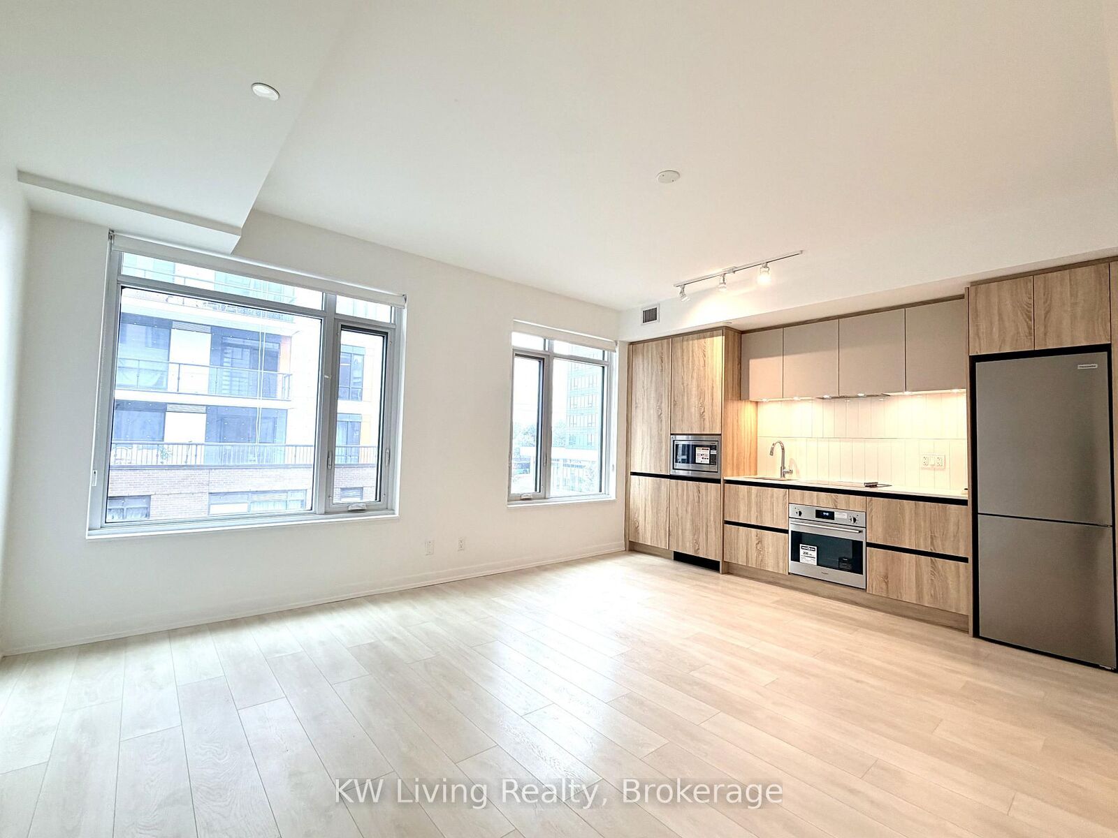 Property Photo:  8 Beverley Glen Boulevard D-323  ON L4J 0L5 