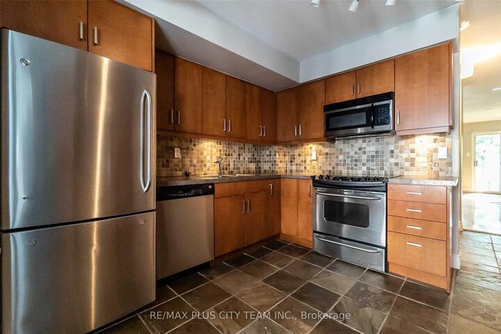 Property Photo:  801 King Street W Th 8C  ON M5V 3C9 