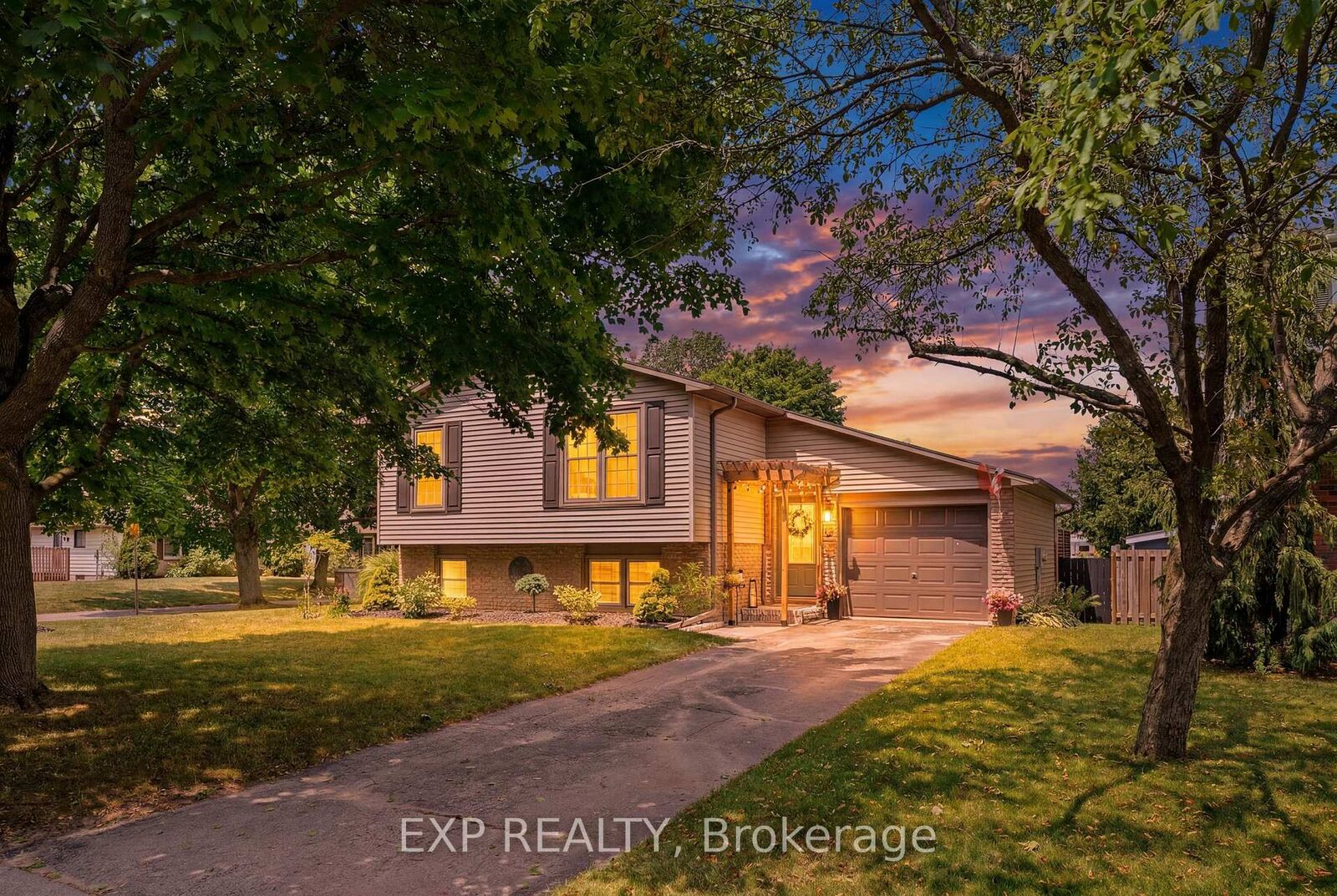 Property Photo:  72 Crestlynn Crescent  ON N3Y 4X3 