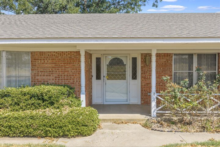 Property Photo:  2011 W 1st Street  OK 73086 