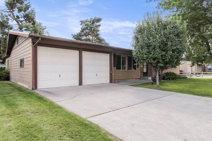 Property Photo:  631 E 18th St  ID 83318 