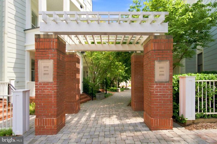 Property Photo:  2074 N Oakland Street  VA 22207 