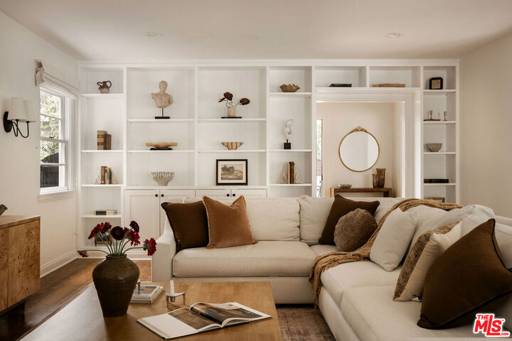 Property Photo:  2845 N Beachwood Dr  CA 90068 