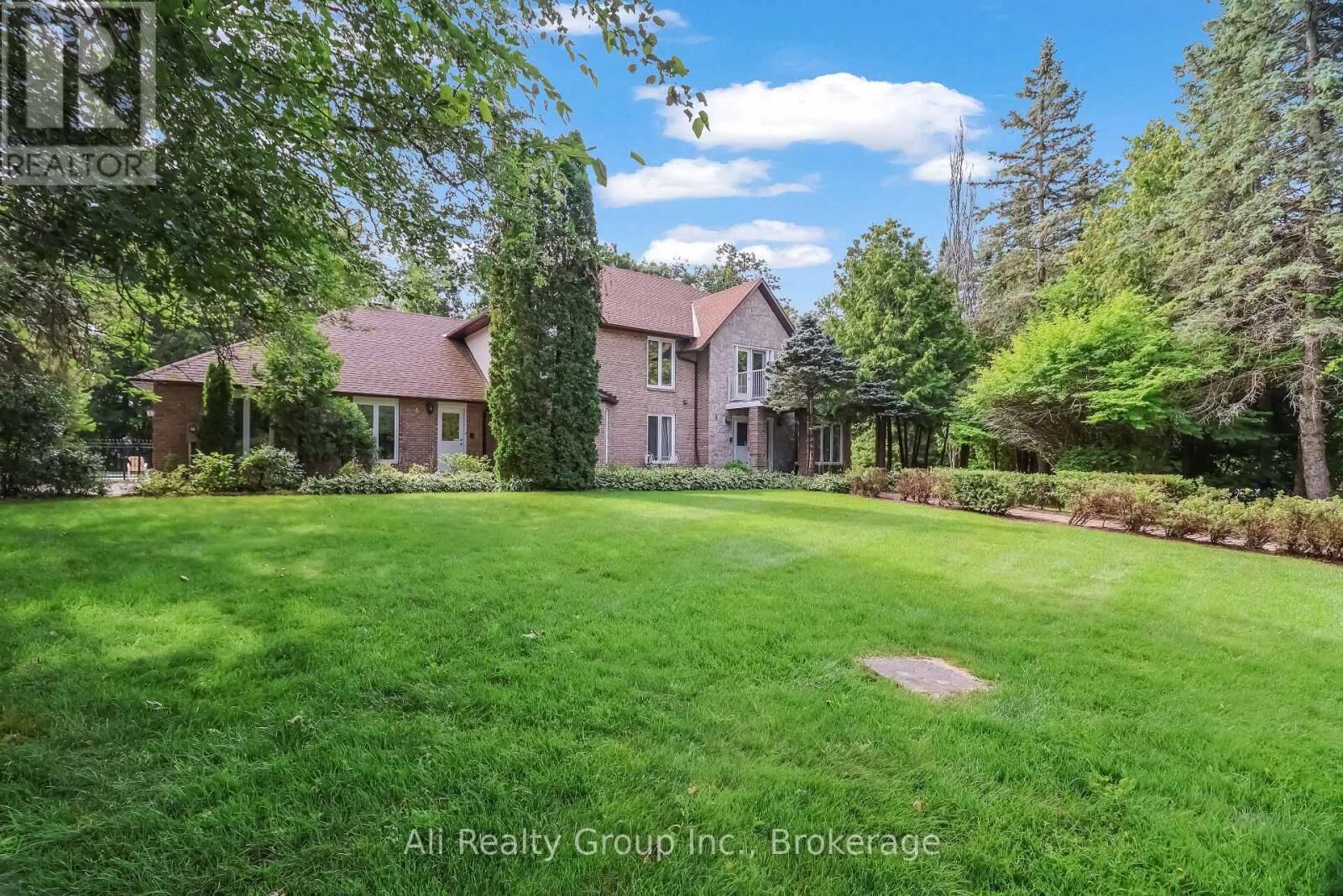 Property Photo: 4 Royal County Downs ON K2R 1C2