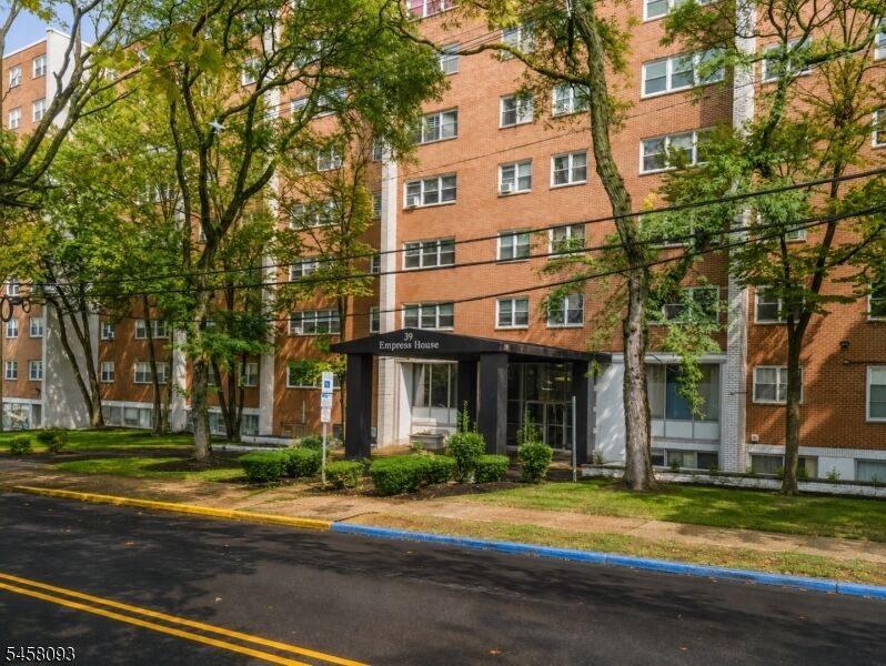 Property Photo:  39 E 39th St 2J  NJ 07514 