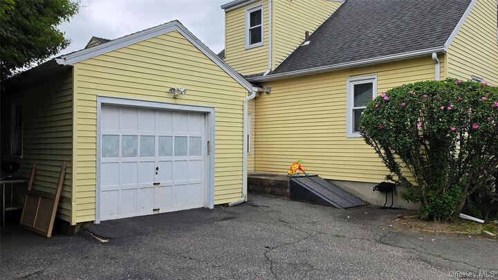 Property Photo:  27 Haines Boulevard  NY 10573 