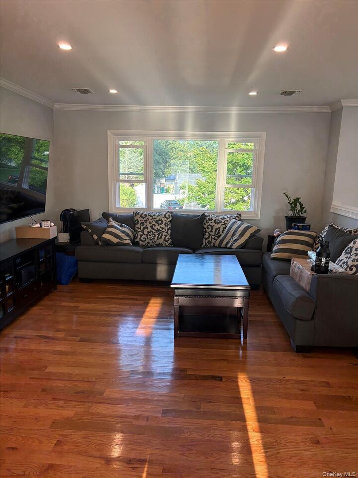 Property Photo:  6 Starling Court  NY 11727 