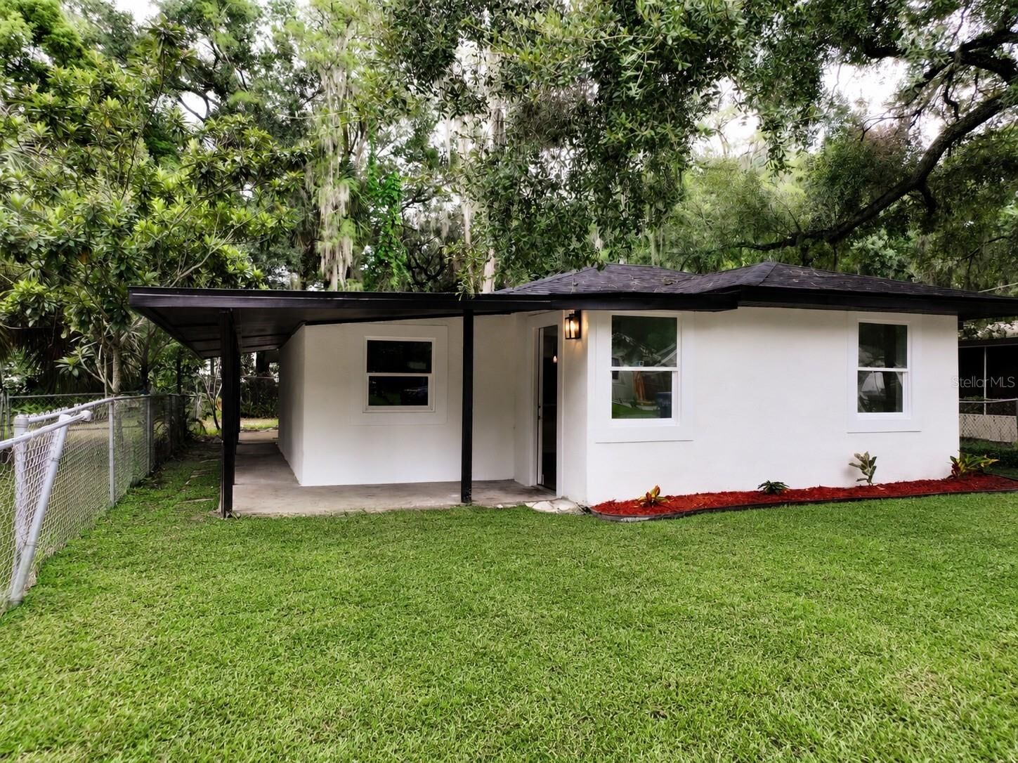Property Photo: 919 W Hiawatha Street FL 33604