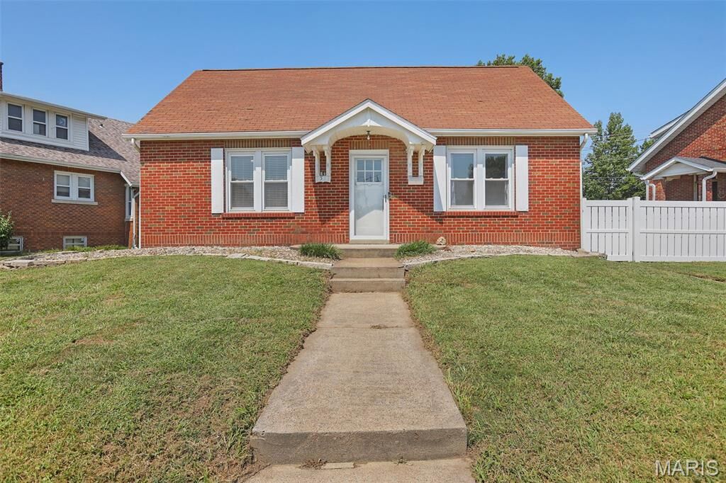 Property Photo:  1513 Broadway  IL 62249 