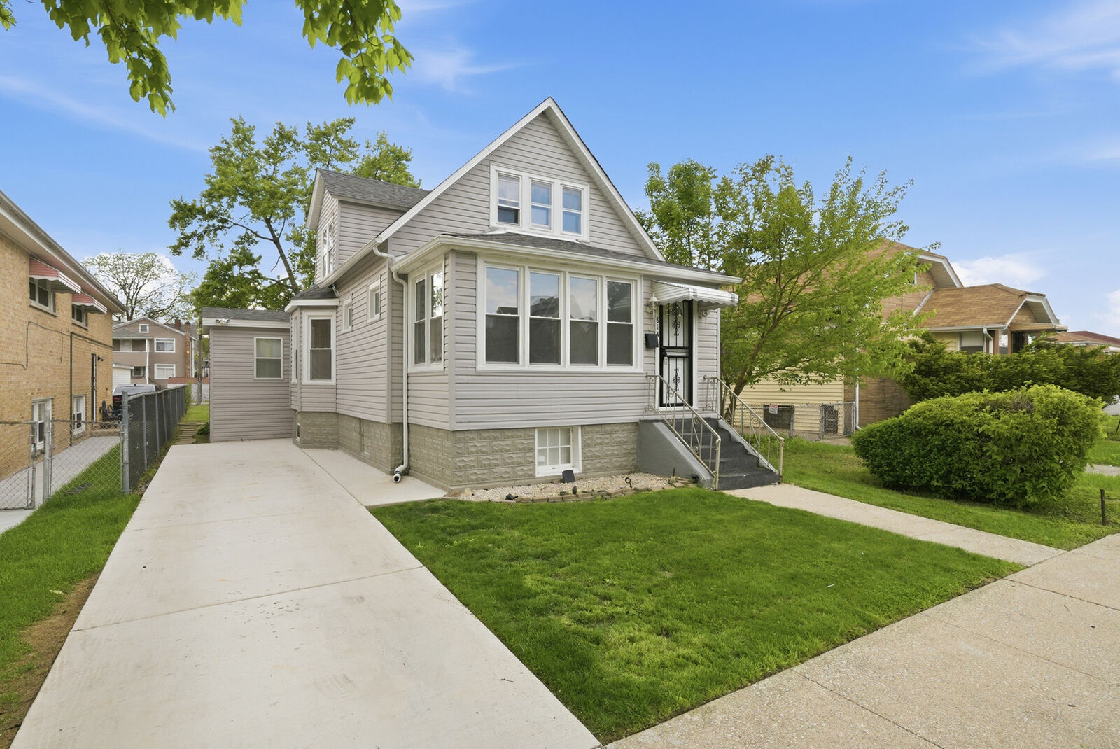 Property Photo: 814 S 11th Avenue IL 60153
