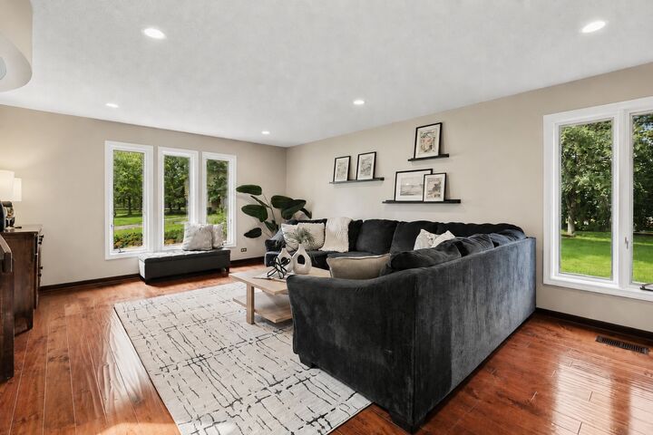 Property Photo:  816 Paddock Lane  IL 60048 
