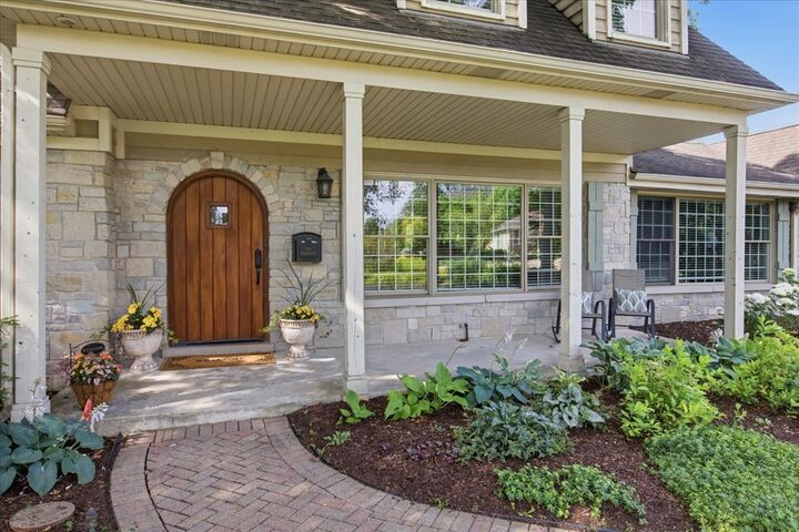 Property Photo:  2501 Robincrest Lane  IL 60025 