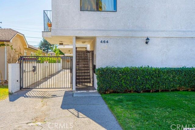 Property Photo: 464 W Lexington Drive 3 CA 91203