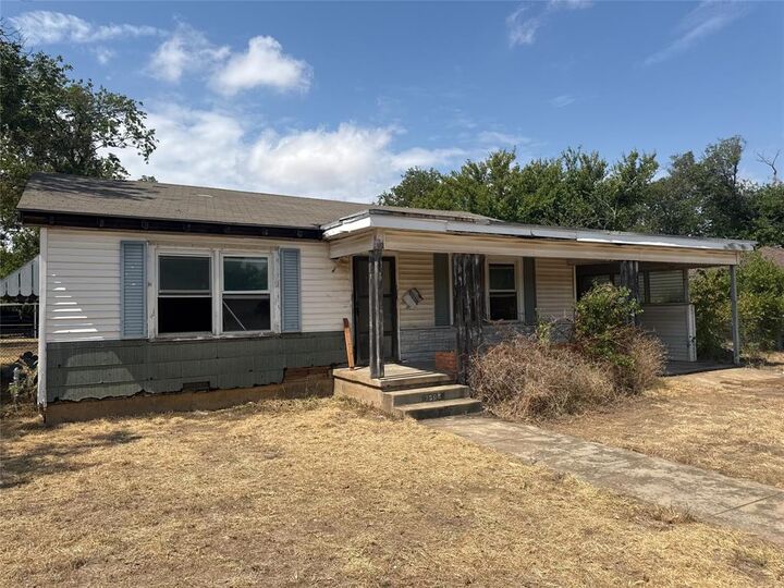 Property Photo: 1305 W 11th Street TX 76657